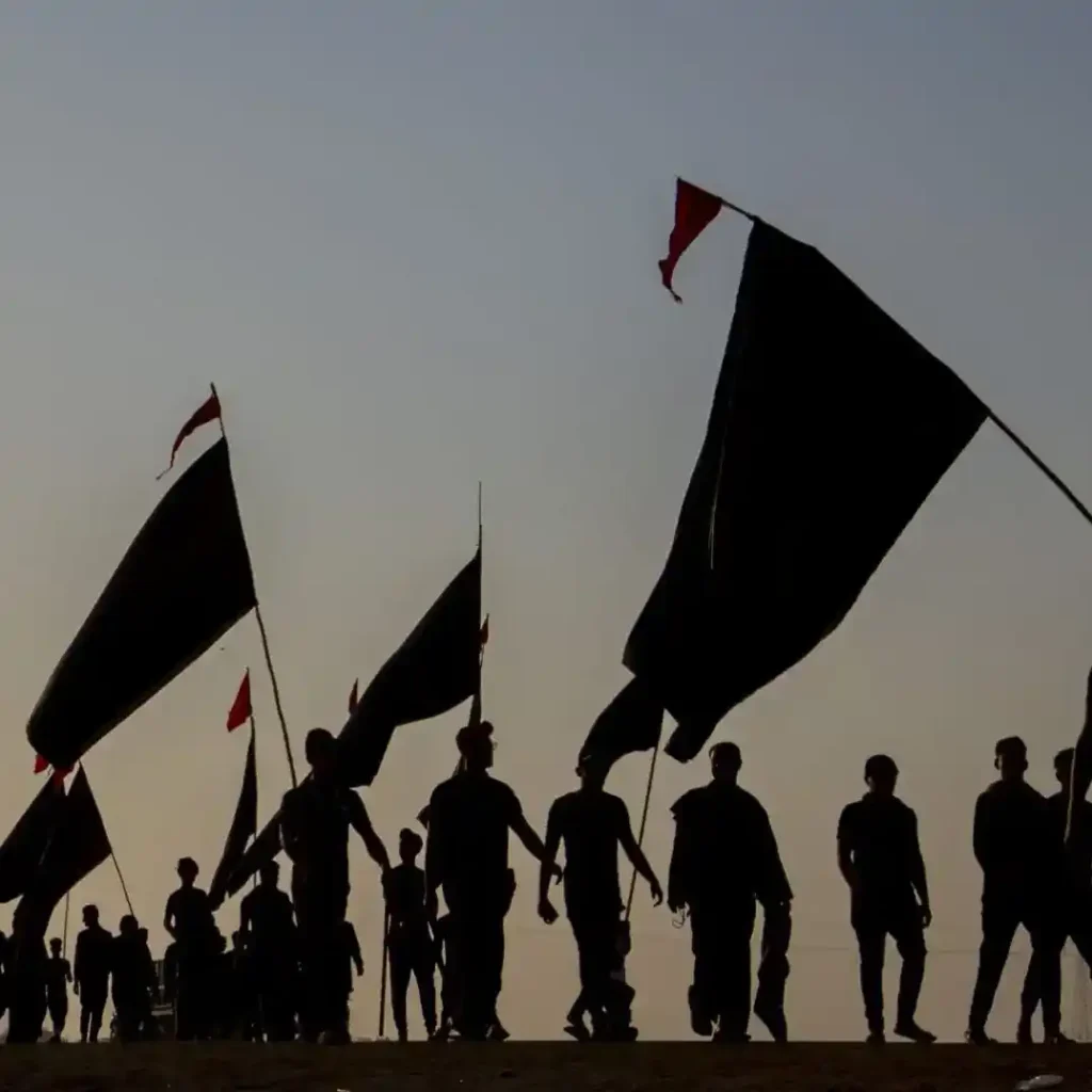 پیاده روی زائرین در هنگام طلوع خورشید