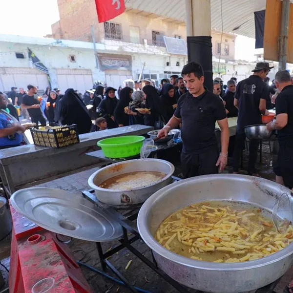 یک موکب در حال پذیرایی از زائرین در سفر اربعین