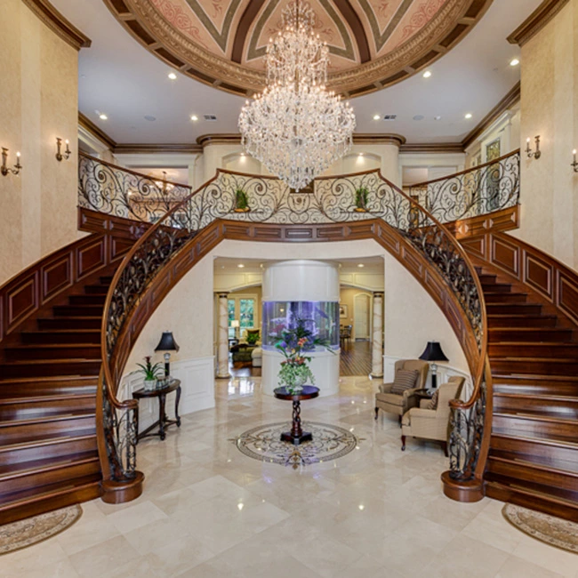 پله های چوبی دوبلکس استفاده شده در ویلا