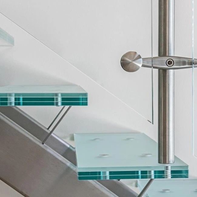 نمایی از کف پله که با استفاده از شیشه سکوریت ساخته شده