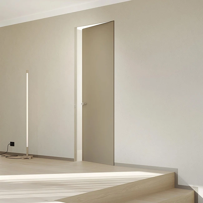 درب یک اتاق در یک خانه که به صورت بدون فریم یا frameless نصب و راه اندازی شده