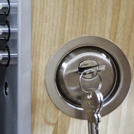 کلید بر روی قفل یک درب ضد سرقت